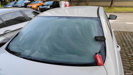 寒秋安全出行 汽车玻璃去油膜的重要性与方法