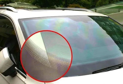汽车前挡风玻璃上的小黑点和小黑边有什么作用?九成司机可能都不知道