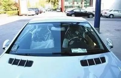 汽车玻璃为何都泛着淡淡的绿色？——揭秘背后的科学原理与实用功能